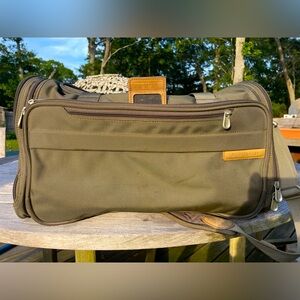Briggs & Riley Green and Brown Duffel Bag Durable Travel Essential excellent